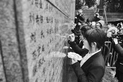 我等他们一句道歉等了81年 夏淑琴老人坐地铁祭奠亲人