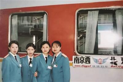 穿着“红衣”的T66/65次列车和乘务人员。