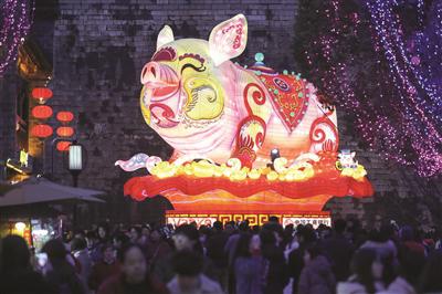 老门东城墙脚下的“金猪”成为热门灯组。