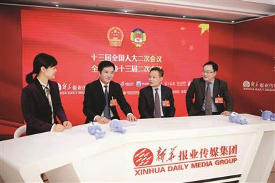 陆永泉(左二)、钱凯法(右二)、佘才高(右一)走进新华报业传媒集团北京演播室进行访谈。新华报业全媒体记者吴胜摄