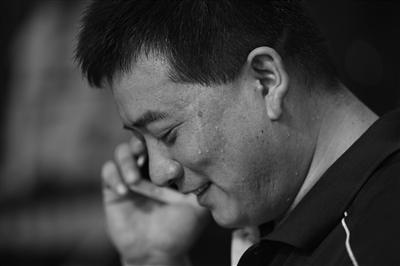 送完快递的张军延脸上都是汗。