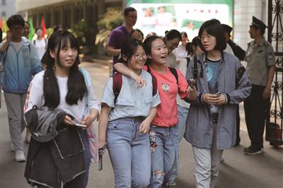 考生微笑走出考场。新华报业视觉中心见习记者 陈俨 摄
