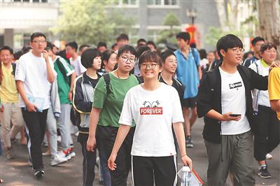 昨日,南京中考开考。在宁海中学考点,考生轻松走出考场。 陈 俨摄