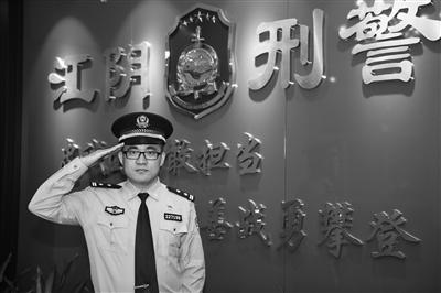 冲在打黑一线的朱敏华。