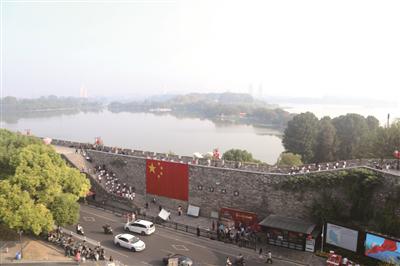 解放门城墙上挂起了五星红旗。龚哲 摄