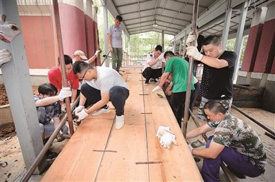 5日,南京中山码头搭建防洪临时安全通道,保障乘渡安全。 见习记者 陈 俨摄