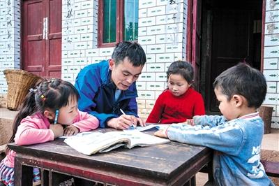 2018年,杨明在熊洞村家访。