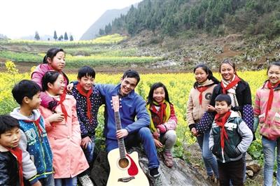 杨明和黔西观音洞镇景山小学的孩子们。A12-A13版图片/受访者供图