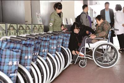 鼓楼医院首推共享轮椅 前两小时免费使用