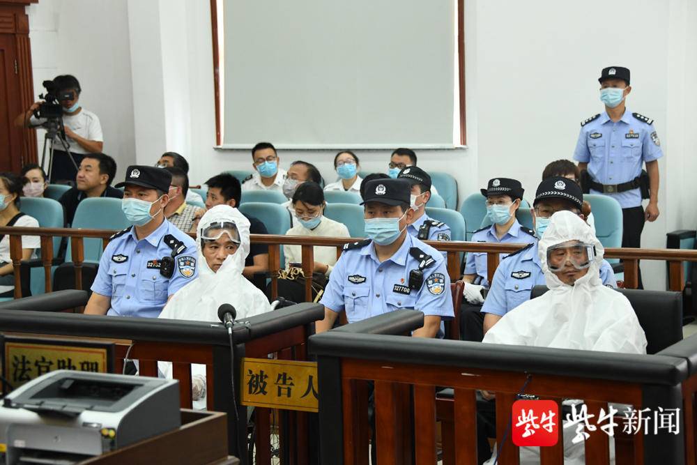 哥哥马伟兵(右)、弟弟马洪兵(左)在法庭受审 (陈俊声 摄)