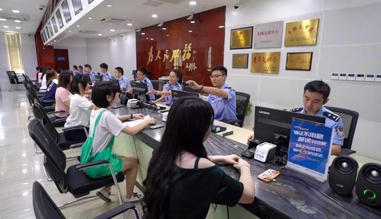 民警为市民提供出入境服务