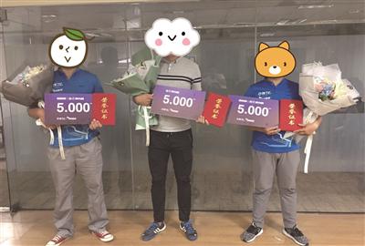 饿了么给两位外卖小哥和见义勇为市民颁发奖金和证书。