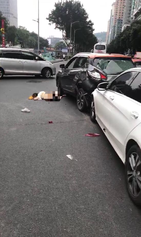 广州致13伤女司机排除酒驾毒驾 自称因拿后排水杯