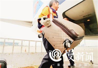 将货物抱进飞机货舱