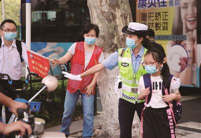 南京交警一大队民警在校门口执勤,维护现场秩序。 范俊彦 陈俊伊 方刘洋摄