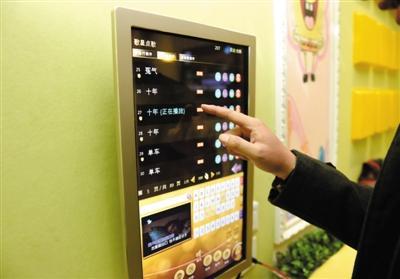 1月,河南洛阳,消费者在一家KTV点歌。图/视觉中国