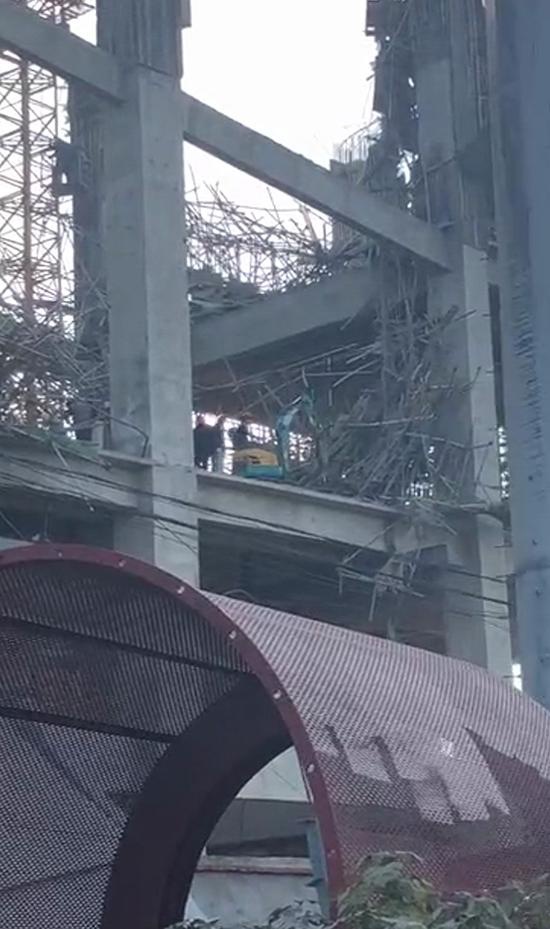 救援人员在事故现场实施救援(视频截图)。 受访者提供