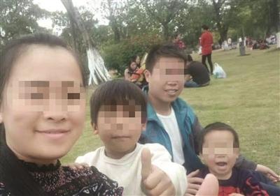 一家四口,爸爸和哥哥不幸身亡,妈妈失联,只剩小俊逸(右一)在医院抵抗伤痛。(受访者供图)