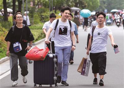 南大新生走进校园。 新华报业视觉中心记者 刘莉 摄