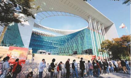 市民来到南京图书馆看书学习。