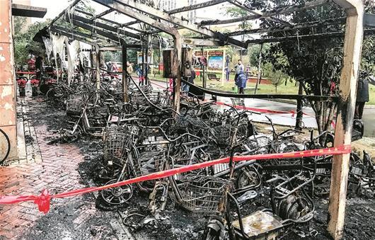 电动车充电时起火 小区35辆车成废铁