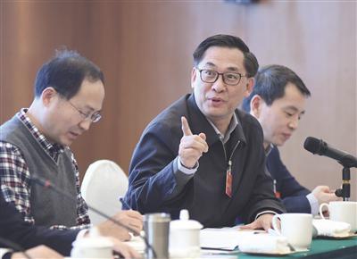 分组讨论中,委员们积极发言。新华报业视觉中心记者 余萍 摄