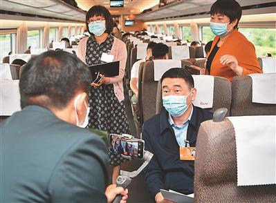我省代表昨天已提前进入“两会时间”,在高铁上、在驻地,都能看到代表忙碌的身影。 新华报业全媒体记者 肖 勇摄