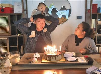 赵宇和妻子为孩子1周岁庆生。新京报记者 黄启鹏 摄
