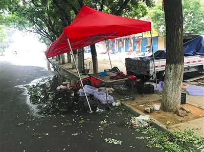 6月7日,煤医道路口被撞坏的水果摊位。新京报记者 刘经宇 摄