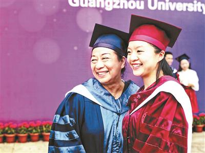 母女同天毕业 分获硕博学位