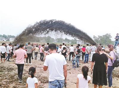 安徽河道清淤抽出古钱币?有人晚上打灯在淤泥里挖