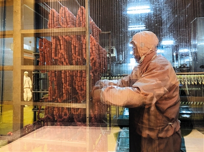 2月13日,雨润食品工业园生产车间。