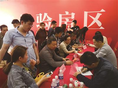 江浦街道的工作人员对业主的诉求进行登记。