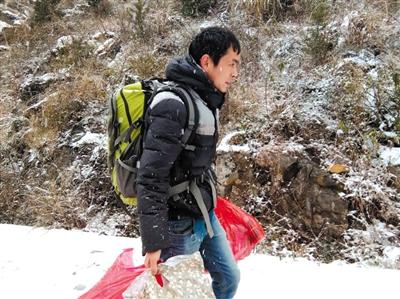 杨明在家访的路上。