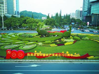 热烈庆祝中国共产党成立100周年主题标语亮相鼓楼广场东西两侧。