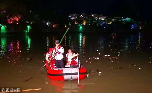 救援人员连夜搜救。