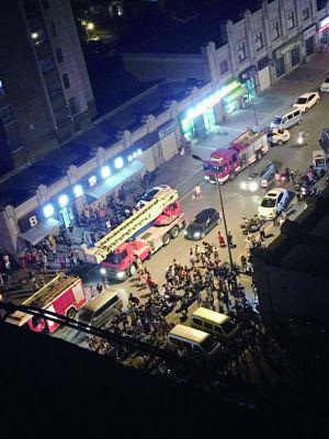 南通一女子欲跳楼轻生 消防公安苦劝3小时救下