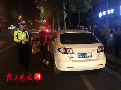 图为被遮挡号牌的小轿车。