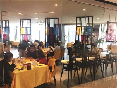 餐厅玻璃墙无标识致8岁孩子撞破头缝10针 餐厅：不关我们事