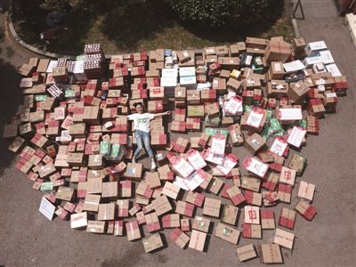 南京大二女生小彭独中618个包裹。