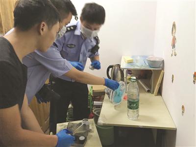 警方勘察出租屋。