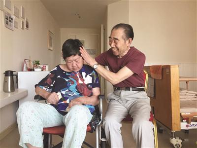 胡先生和刘女士。