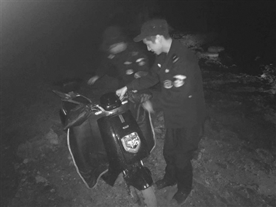 民警合力将刘小姐的电动车从泥潭里抬了出来