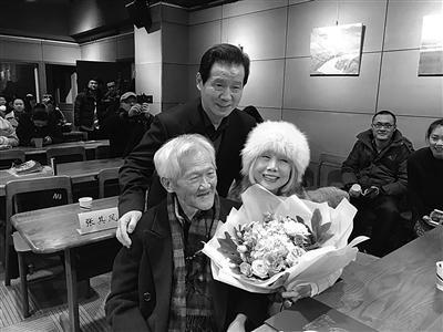 81岁傅申昨被授予南大名誉教授