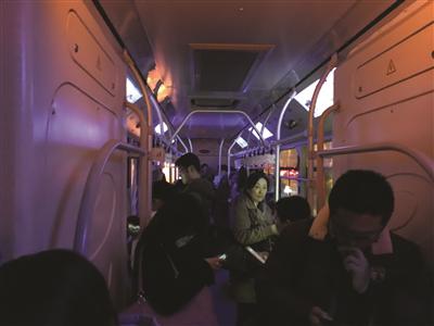 晚高峰,元通到板桥新城的e5路定制公交车已经满员。