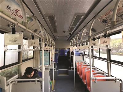 早高峰,经过河西的H16-1路定制公交车“空荡荡”。