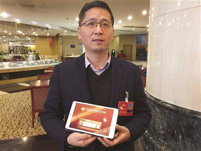 陈晓宇委员说,用平板电脑提交、下载材料很方便。 张可 摄
