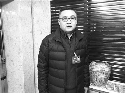 昨天来报到的汤健渊委员。 张可 摄