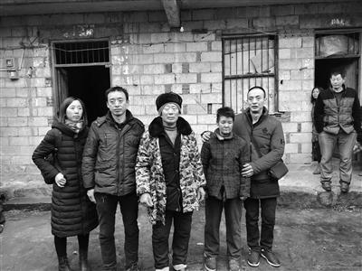 “大侠”(右一)和家人团聚。