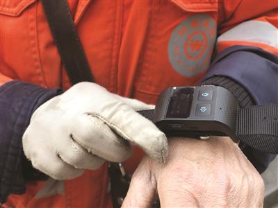 南京一公司给环卫工配发智能手环 休息20分钟就“报警”